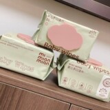3 большие упаковки по 80 детских салфеток для сцеживания, утолщенных и увеличенных в размерах, которыми новорожденные могут вытирать рот, руки и ягодицы.