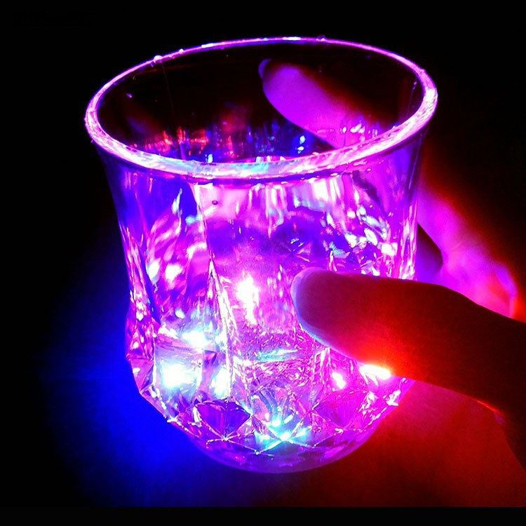 Luminous pineapple mug beer mug bar colorful luminous mug induction lamp creative luminous mug cross-border e-commerce hot sale