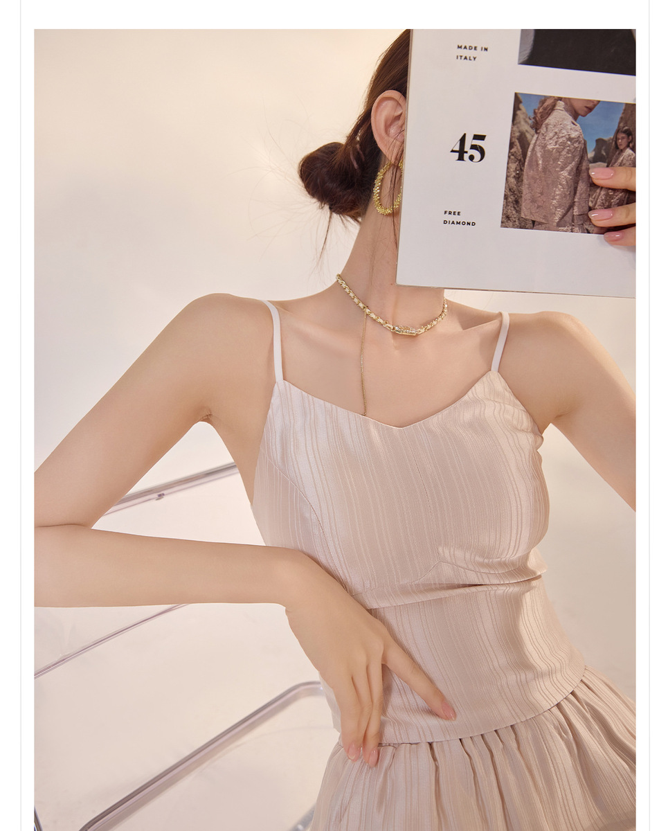 Bộ áo hai dây cổ yếm phối quần short cạp cao màu trơn phong cách tối giản nữ