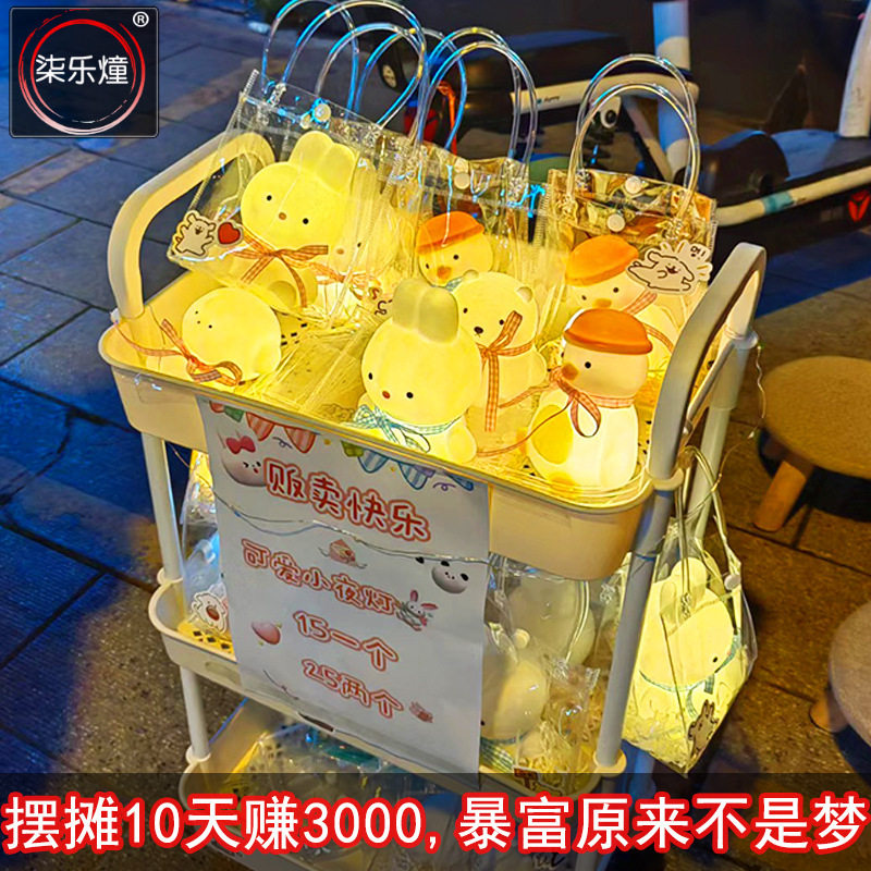 สวน 1 พฤษภาคมตลาดกลางคืนแผงลอยของขวัญแผงลอยสินค้าขนาดเล็กยอด...