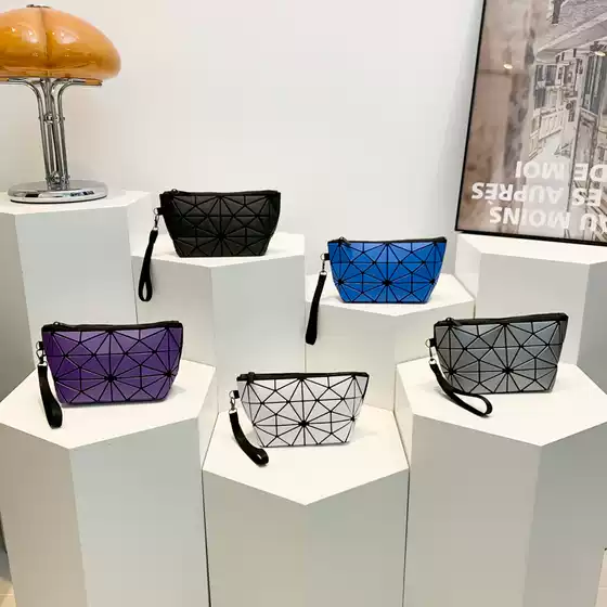 Cross-border 2024 Summer New Portable Cosmetic Bag Korean Style Rhombic Geometric Cosmetic Bag Simple Wrist Bag Clutch Bag