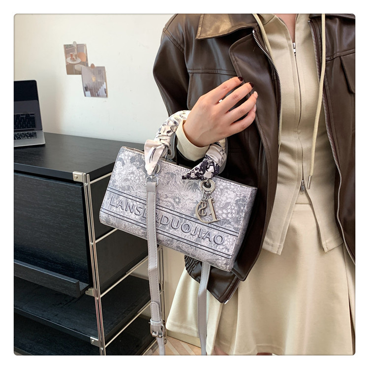 Cross-border high-looking handbag for women new popular niche design Diana bag embroidered shoulder messenger bag 34 undefined