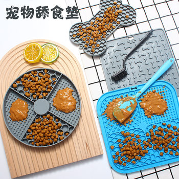 Amazon's New Silicone Pet Licking Mat Non-Slip Slow Food Mat Food Grade Round Licking Mat Cat and Dog Food Utensils Wholesale