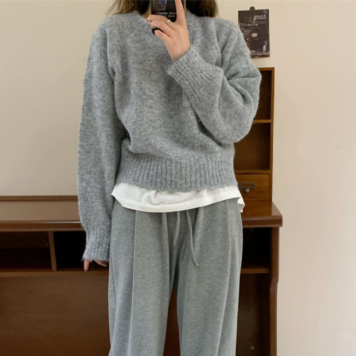 Áo len nữ cổ tròn màu trơn, thiết kế trẻ trung, phù hợp nhiều phong cách