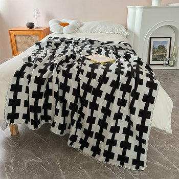 Light luxury simple knitted blanket Four Seasons universal lunch break Office blanket bed end knitted blanket wholesale