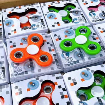 Fingertip gyro trembles with the new plastic toys triangle finger Rubik's cube gyro toys 2 yuan toys