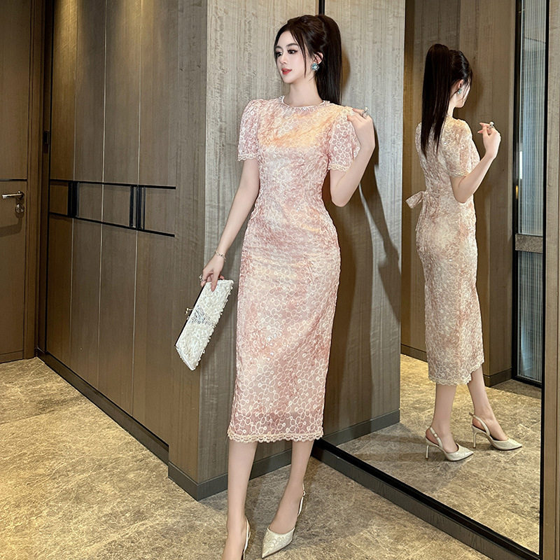 Đầm ren nữ dáng ôm body qua gối, tay ngắn cổ tròn, đính đá lấp lánh — [Hồng sâm banh]