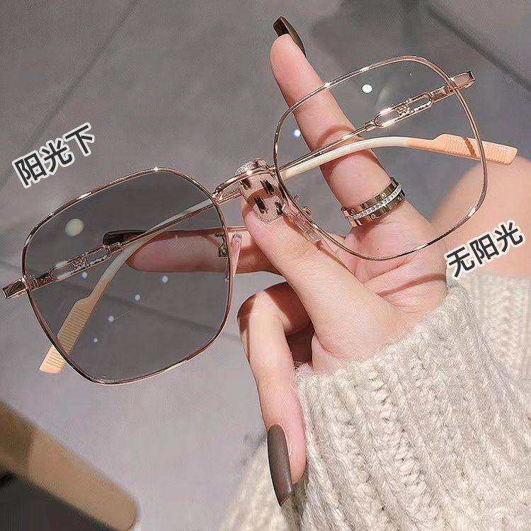 All-match plain-faced photosensitive discoloration anti-blue light glasses women's large-frame plain-faced glasses frame anti-blue discoloration myopia factory