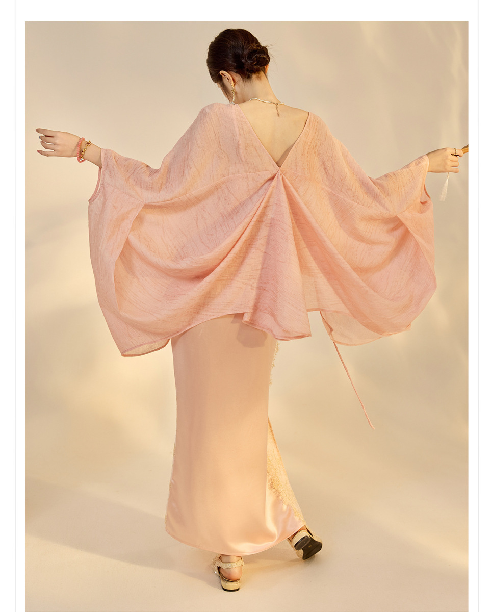 Set áo khoác cardigan dáng rộng phối váy hai dây ren gợi cảm — áo khoác màu hồng, Áo khoác mơ, váy treo