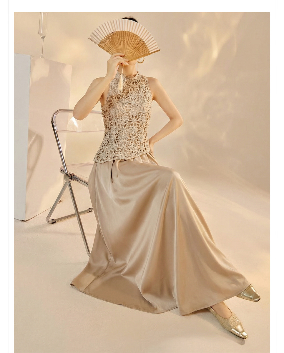 Set đầm dài kèm áo khoác ngoài phối vải satin — Đầm vàng sa mạc, Áo khoác màu trắng kem