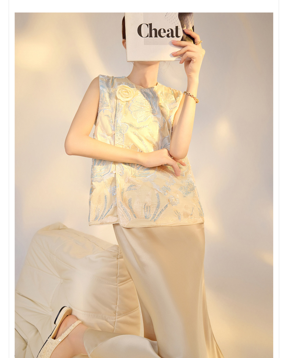 Áo vest nữ không tay thêu hoa nổi chất liệu satin phối họa tiết cành hoa — Hồng xanh (phát hành cùng ngày), Màu xanh hồng (giao hàng trong 7 ngày), Màu xanh mơ (giao hàng trong 7 ngày), Màu xanh mơ (phát hành cùng ngày)