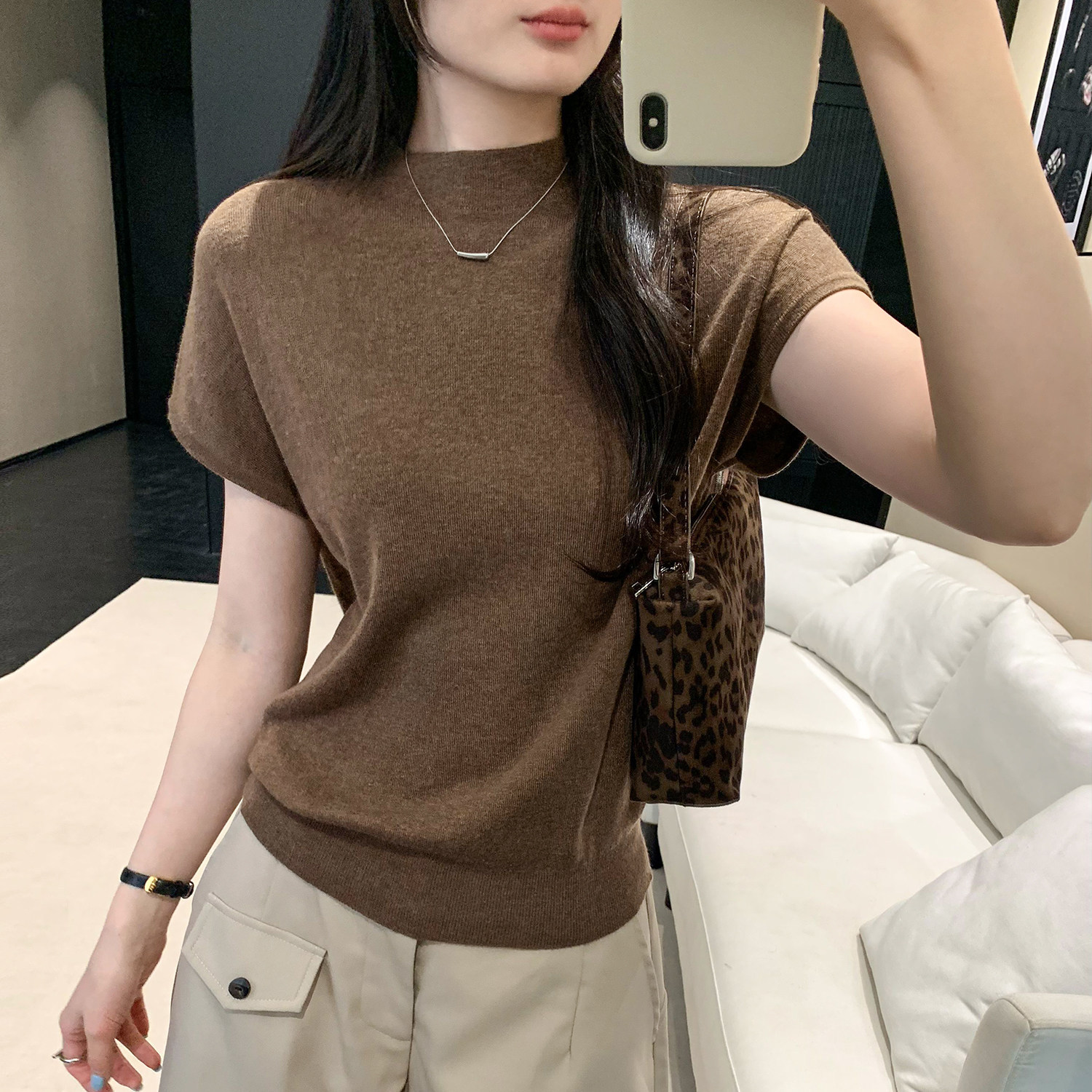 เสื้อถักแขนกุดคอปกครึ่งสูงสไตล์มินิมอลสำหรับผู้หญิง เสื้อกันหนาวดีไซน์เข้ารูปฤดูร้อน ให้ความรู้สึกหรูหราพร้อมสายคาดเอว