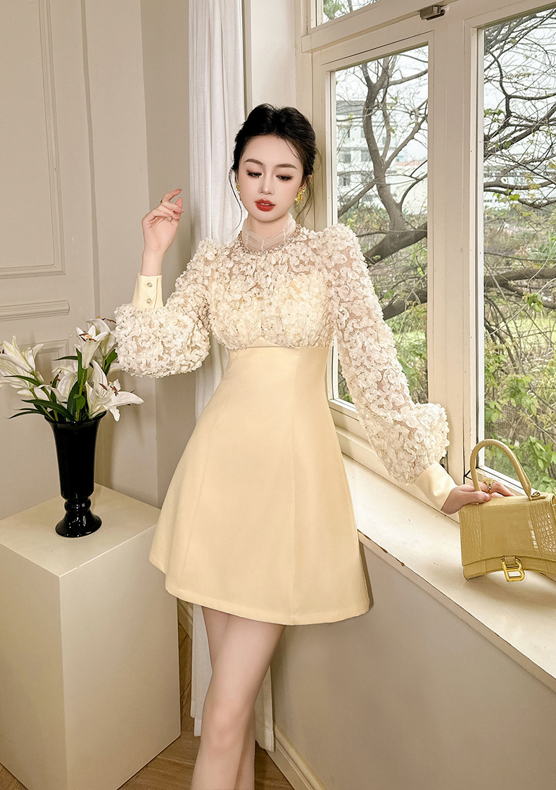 Đầm chữ A nữ dáng ôm eo đính đá tôn dáng — Vàng hạnh nhân