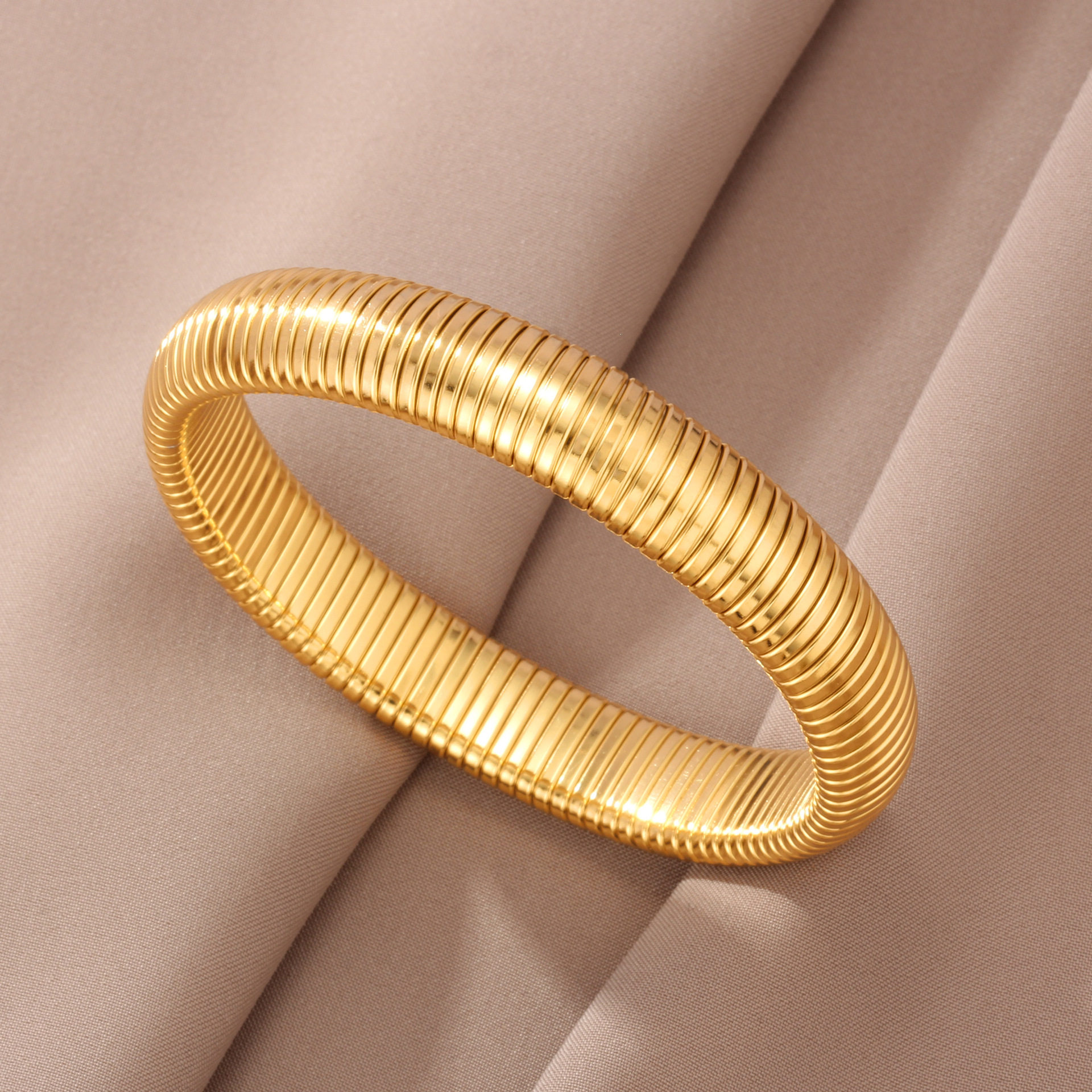 สั่งซื้อนำเข้า สร้อยข้อมือเหล็กไทเทเนียมสร้อยข้อมือลายกว้างในยุโรปและอเมริกาที่พูดเกินจริงข้ามพรมแดนย้อนยุคชุบทอง 18k เครื่องประดับสแตนเลสไม่ซีดจาง จากจีน 1688 taobao alibaba tmall
