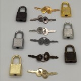 Специально для перьевых ручек из точечного сплава, письменных принадлежностей, навесных замков, замков-копилок, выдвижных ящиков, коробок, упаковки, декоративных замков с ключами