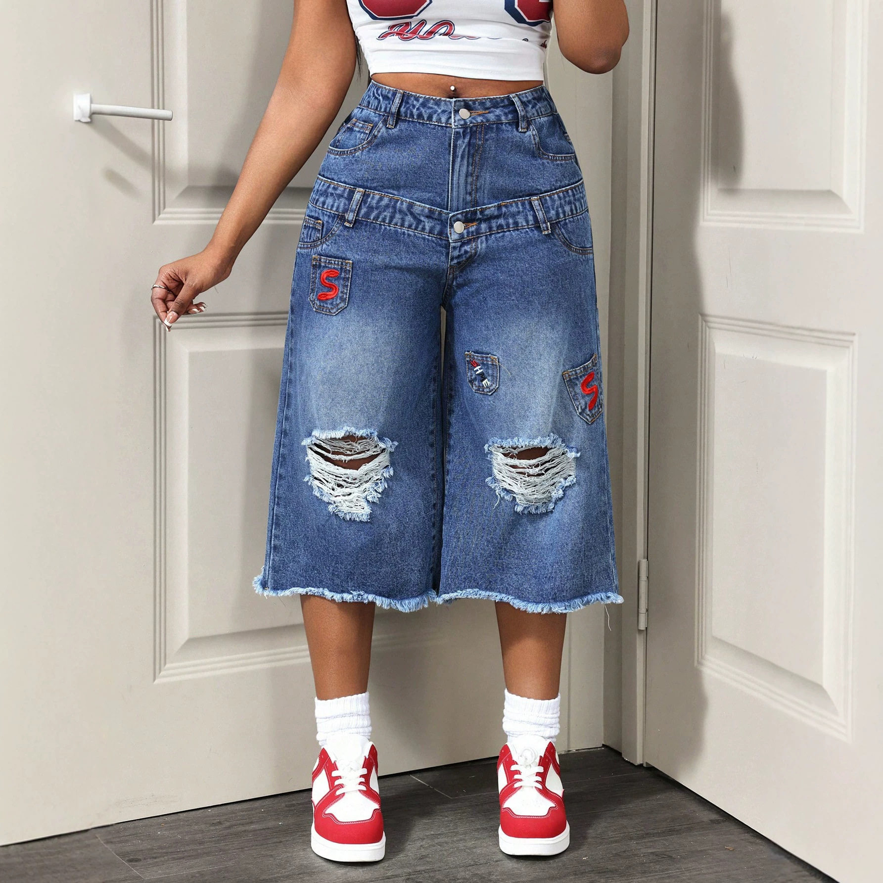 Casual Distressed Denim Capris for Women Summer Style Frayed Hem Comfortable Fit Ready to Ship Low MOQ