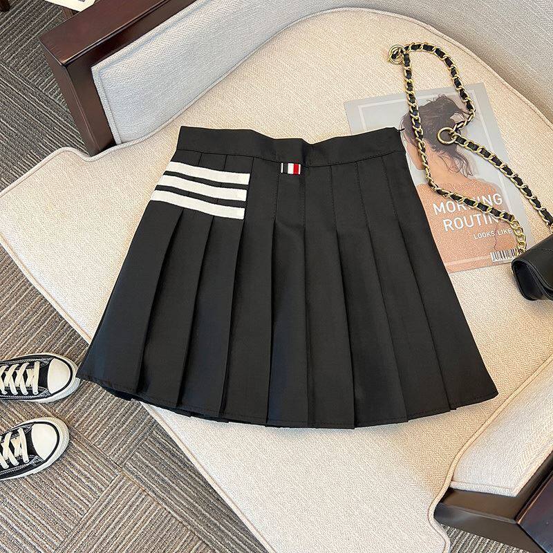 黒の斜め3バーホワイトストライプスカート