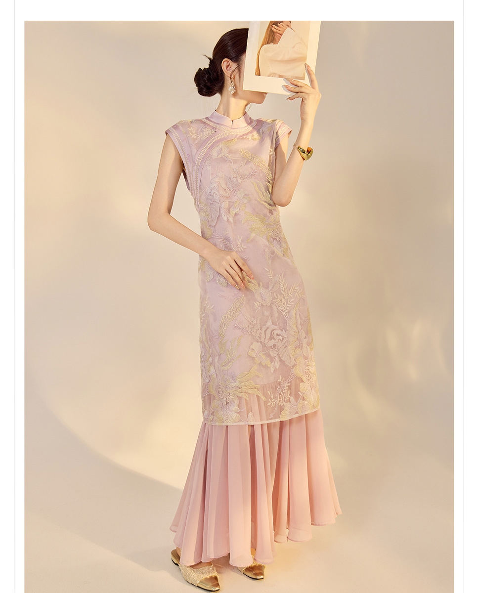 Đầm liền cổ đứng không tay thêu đính cườm họa tiết hoa — Tím Đinh Hương (giao hàng trong 7 ngày), Tím đinh hương (giao hàng trong ngày), Vàng cát chảy (giao hàng trong 7 ngày), Vàng cát chảy (giao hàng trong ngày)