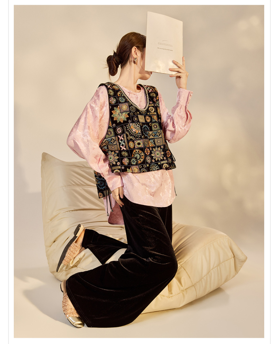 Áo gile nữ cổ tròn không tay thêu cườm họa tiết hình học dáng ngắn — Đen Huyền Mặc (giao hàng trong 7 ngày)