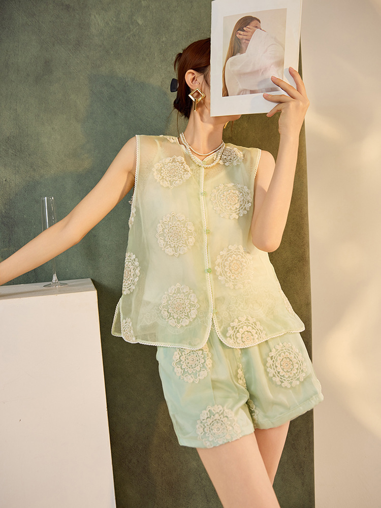 Bộ ba món nữ gồm áo khoác, gile và quần short lụa tơ tằm thêu hoa — Quần short xanh lục nhạt, Gi lê xanh lục nhạt, Áo khoác xanh lục nhạt