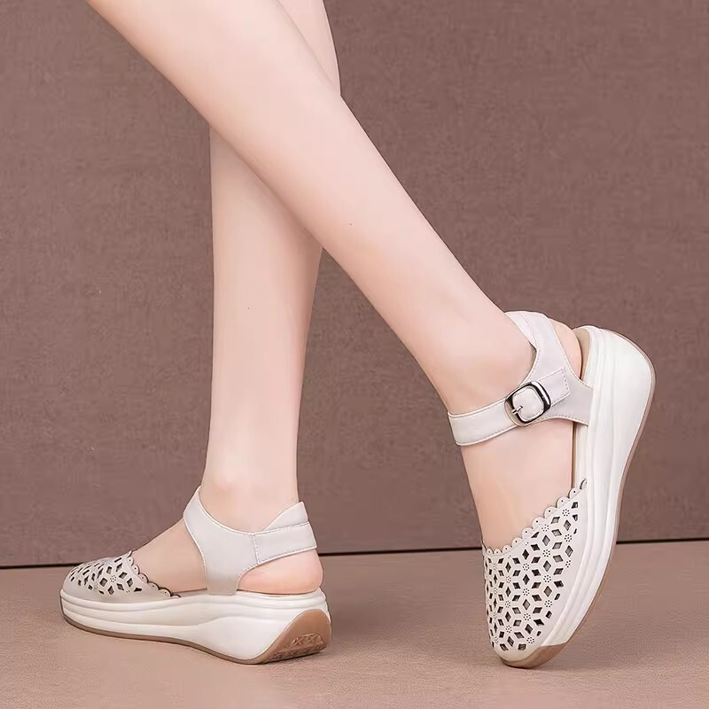 Sandal nữ quai ngang mũi tròn đế xuồng, thiết kế khoét lỗ thoáng mát, phối màu trắng be thanh lịch — Màu trắng be