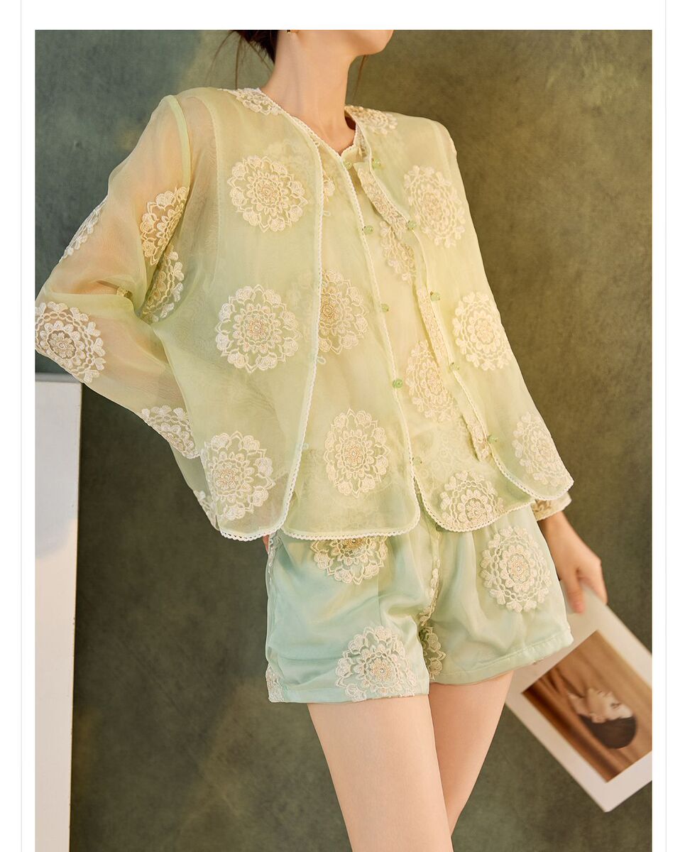 Bộ ba món nữ gồm áo khoác, gile và quần short lụa tơ tằm thêu hoa — Quần short xanh lục nhạt, Gi lê xanh lục nhạt, Áo khoác xanh lục nhạt