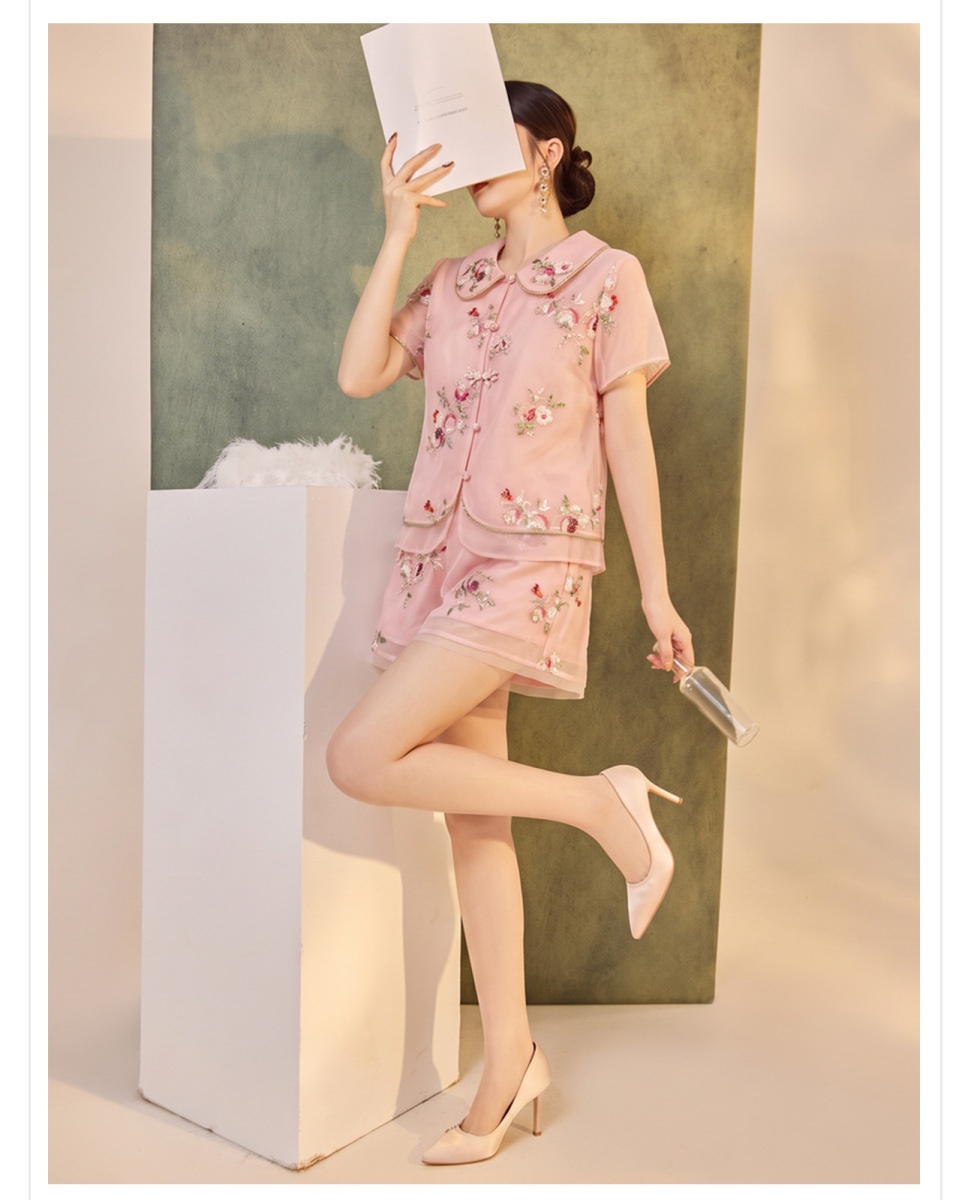 Bộ áo sơ mi không tay thêu họa tiết hoa và quần short dài, phong cách retro nghệ thuật — Quần short thêu hạt (giao hàng trong 7 ngày), Quần short thêu hạt (giao hàng trong ngày), Áo thêu hạt (giao hàng trong 7 ngày), Áo thêu hạt (giao hàng trong ngày)