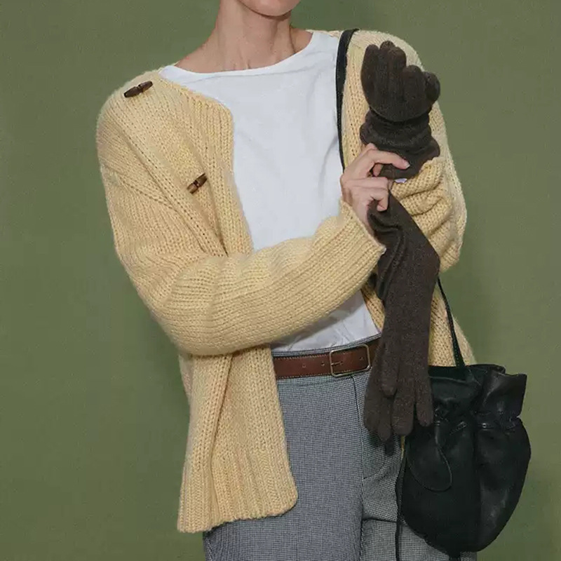 Áo cardigan nữ dệt kim dày dặn cổ chéo lệch vai, dáng suông thanh lịch — Màu vàng kem