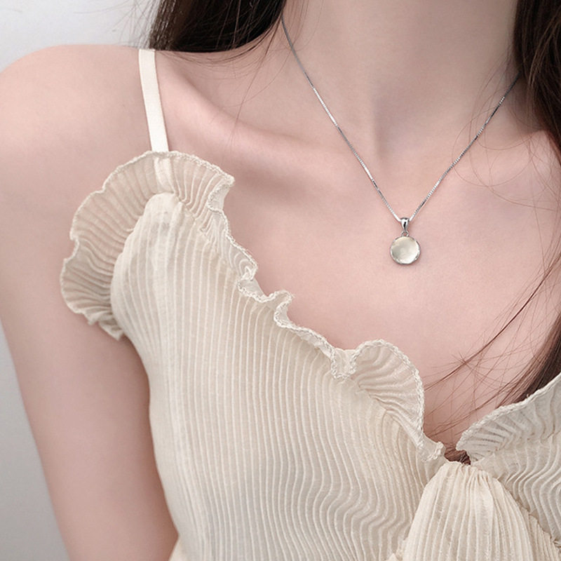 Japanese and Korean Style White Chalcedony Round Pendant Necklace Can Be Worn by Both Sides, Clavicle Chain, Fashionable Short Women's Neck Necklace