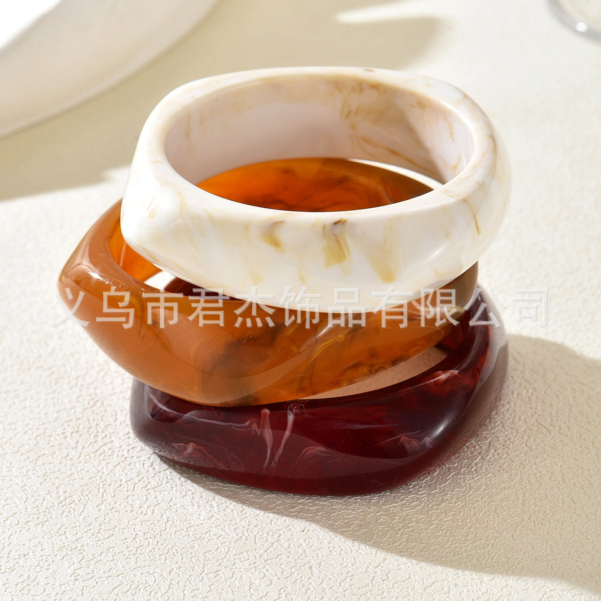 สั่งซื้อนำเข้า สร้อยข้อมือเรซินที่ผิดปกติข้ามพรมแดนตั้งค่าการออกแบบเฉพาะสร้อยข้อมือที่พูดเกินจริงในยุโรปและอเมริกาสร้อยข้อมือกว้างที่ไม่ซีดจางระดับไฮเอนด์ จากจีน 1688 taobao alibaba tmall
