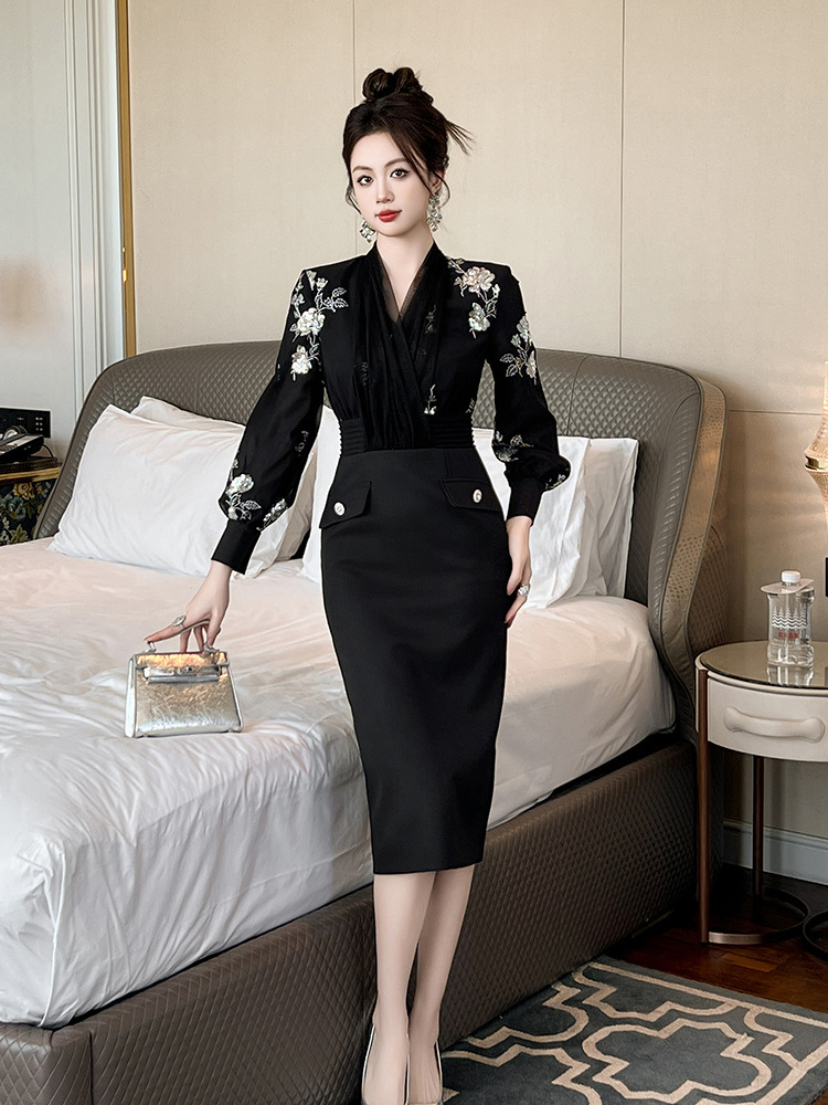 Đầm ôm body nữ dài tay cổ chữ V thêu sequin sang trọng — Màu đen