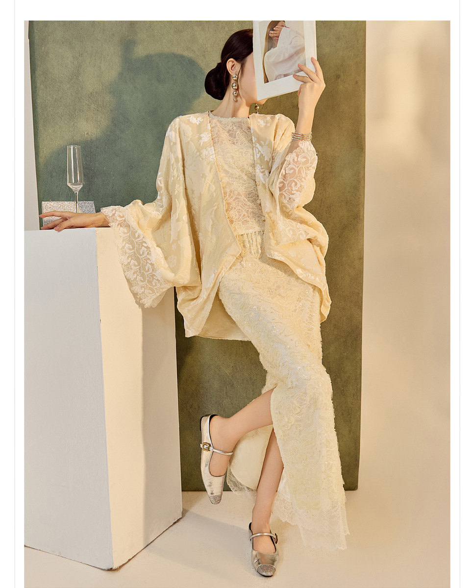 Bộ ba món nữ gồm áo khoác dệt hoa đính cườm tua rua, áo gile và chân váy ren dáng midi — Áo khoác Jacquard (giao hàng trong 7 ngày), Áo khoác Jacquard (giao hàng trong ngày), Áo tua rua (giao hàng trong 7 ngày), Áo tua rua (giao hàng trong ngày)