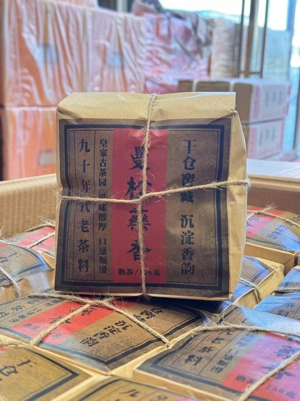 В 1990-х годах был выпущен чай Mansong wild big tree Pu'er старой выдержки, рассыпной чай 250 г с лекарственным ароматом дикой камфары. Изображение 1