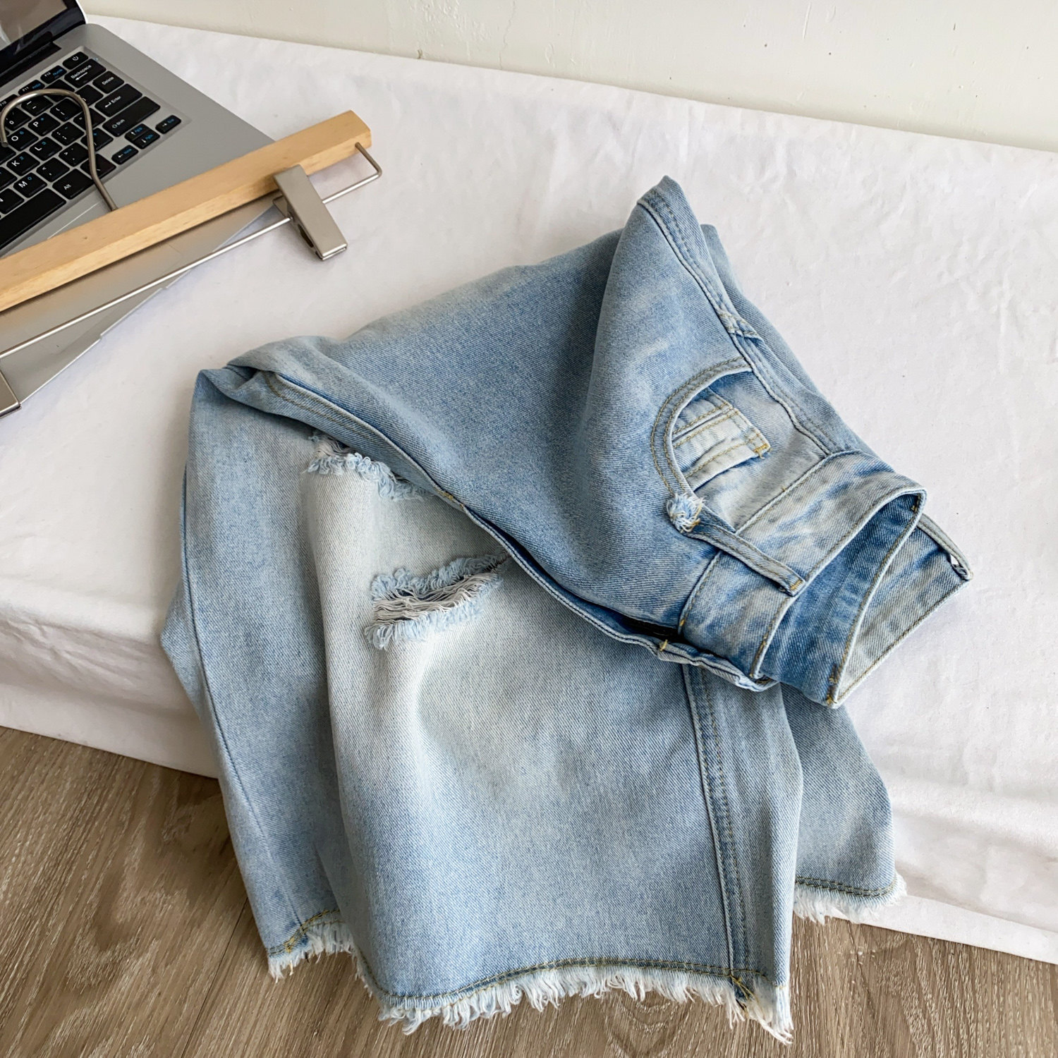 High Waisted Ripped Denim Capris for Women Lightweight Relaxed Fit Slimming Style Casual Summer Wear Wholesale