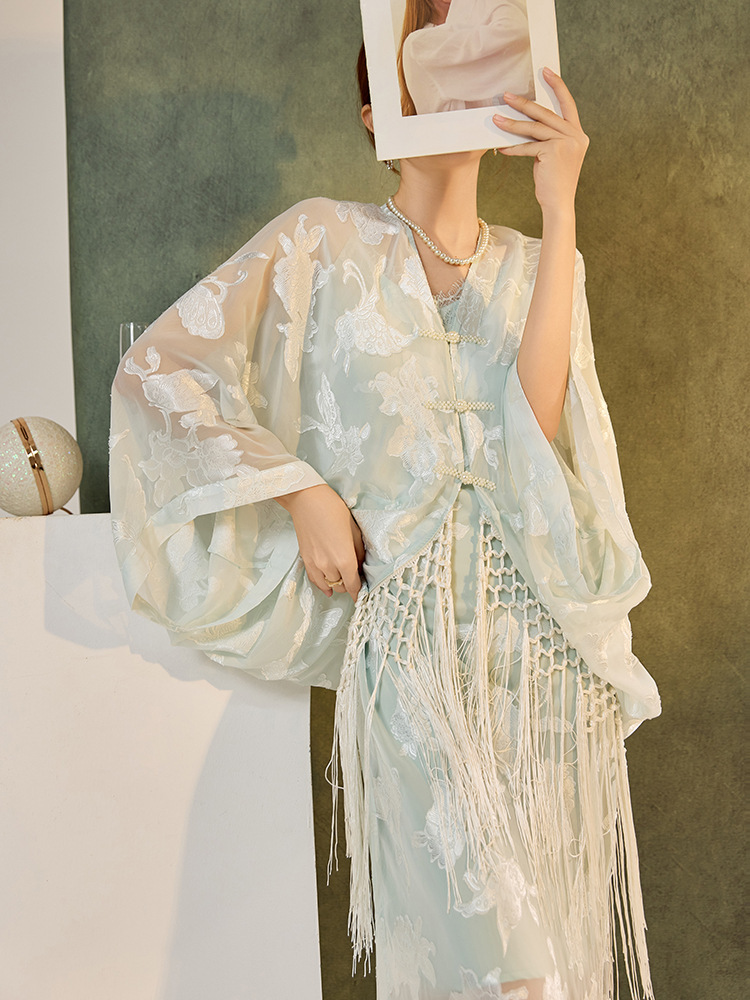Bộ đầm yếm dài kèm áo cardigan dài tay thêu họa tiết tua rua nữ — Áo cardigan tua rua (giao hàng trong 7 ngày), Áo cardigan tua rua (giao hàng trong ngày), Váy yếm (giao hàng trong 7 ngày), Váy yếm (giao ngay trong ngày)