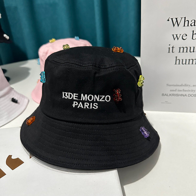 黒色漁師帽とカラー樹脂熊