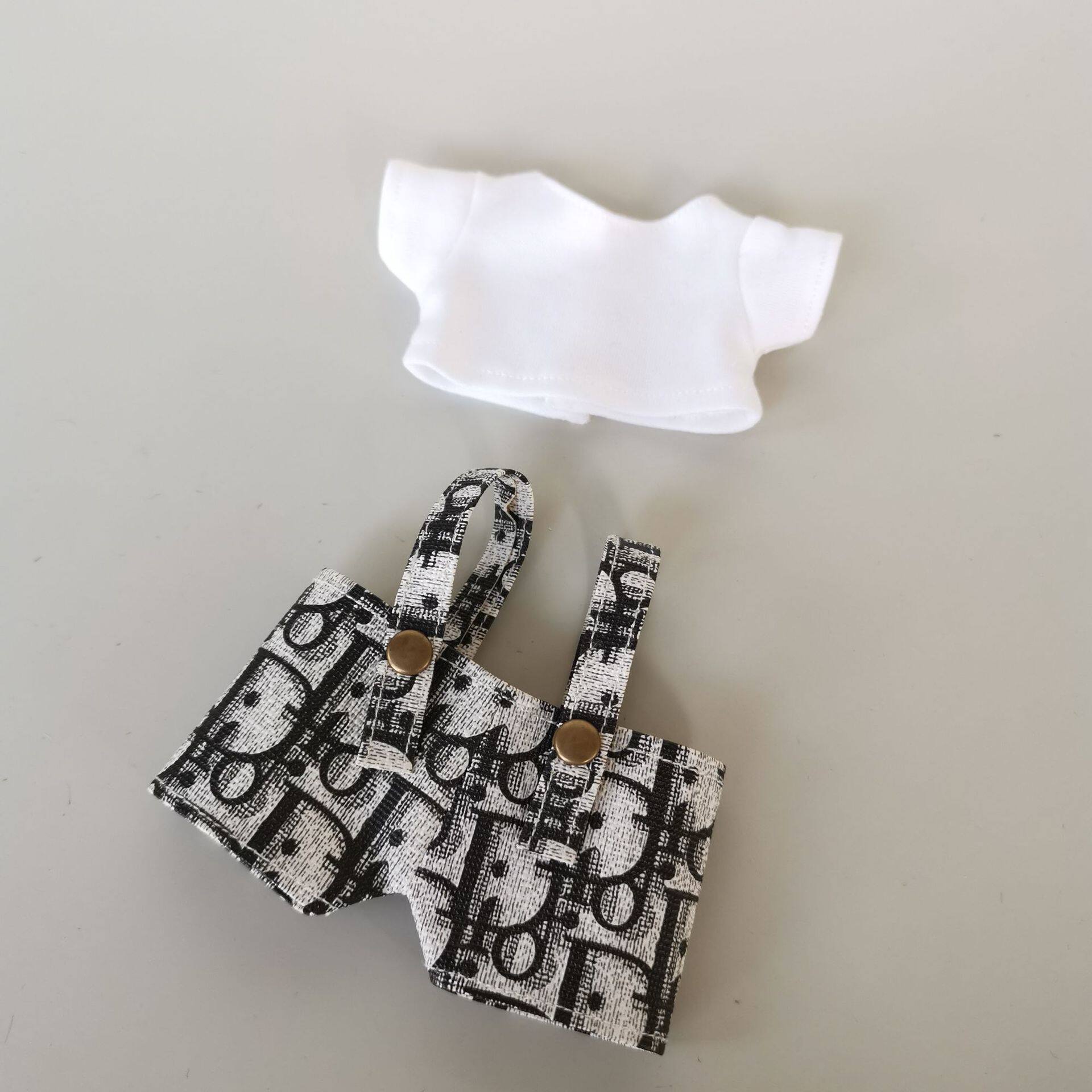 ホワイトサスペンダー+T、立ち姿勢で着用