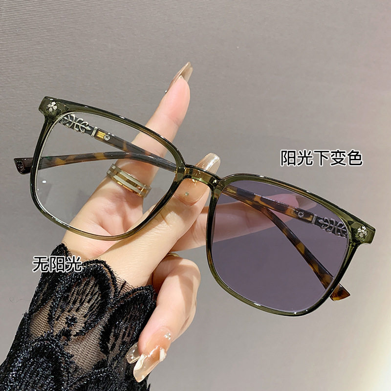 Anti-blue light discoloration glasses for female students online popular large frame myopia with degree tide without makeup male finished myopia glasses