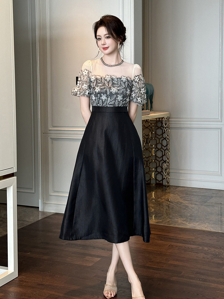 Đầm maxi nữ tay bồng cổ tròn, thiết kế ren viền cổ, dáng suông oversize, eo cao — [Đen]