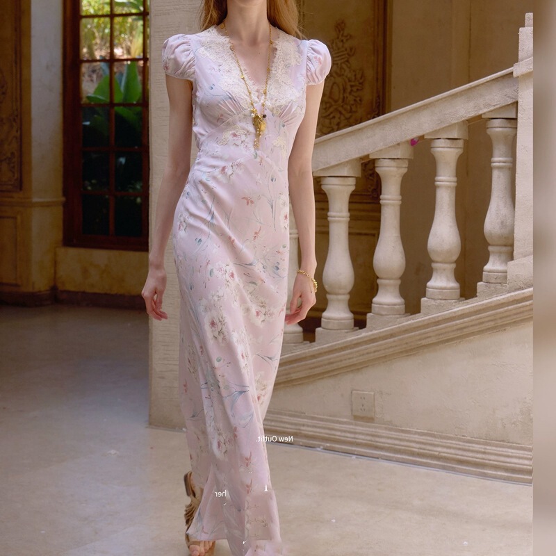 Đầm maxi nữ cổ V tay bồng họa tiết hoa nhí viền ren thắt eo dáng đuôi cá — Hồng đinh hương màu sương mù, tặng kèm áo mặc trong