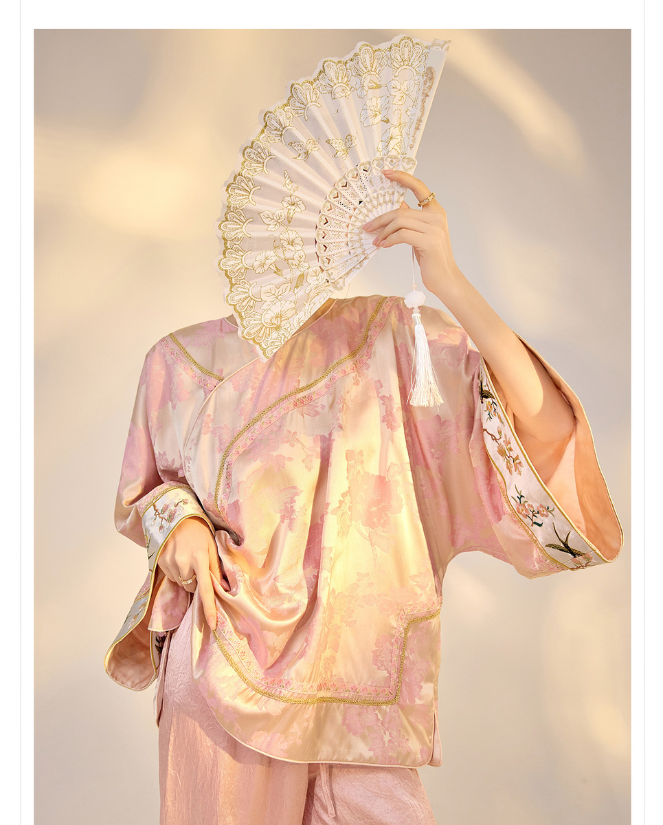 Áo sơ mi nữ dài tay dáng rộng họa tiết hoa nổi chất liệu rayon pha polyester — Củ sen hồng (giao hàng trong 7 ngày), Hoa sen hồng (tóc cùng ngày)