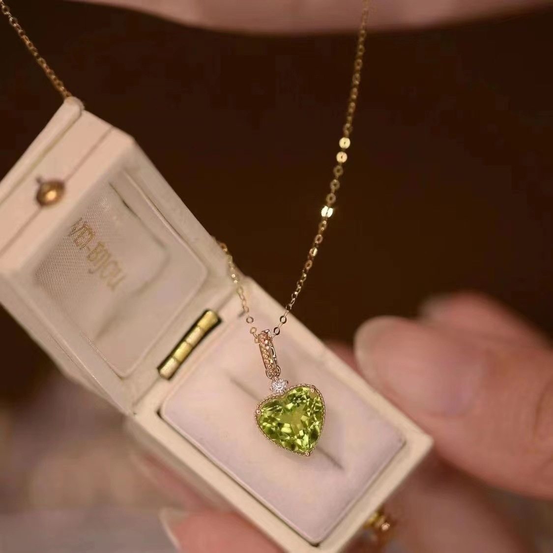 New Seiko Inlaid Olive Green Love Necklace Women's Mori Style New High-value Fashion Heart-shaped Pendant Necklace