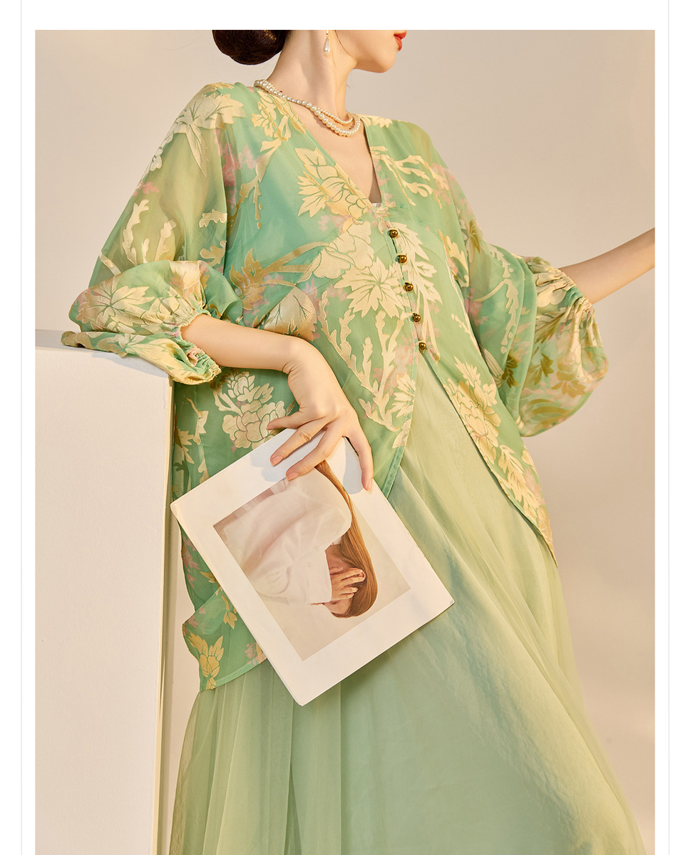 Đầm maxi nữ dài tay cổ chữ V họa tiết hoa in nổi — bầu trời xanh, Màu trắng nhạt