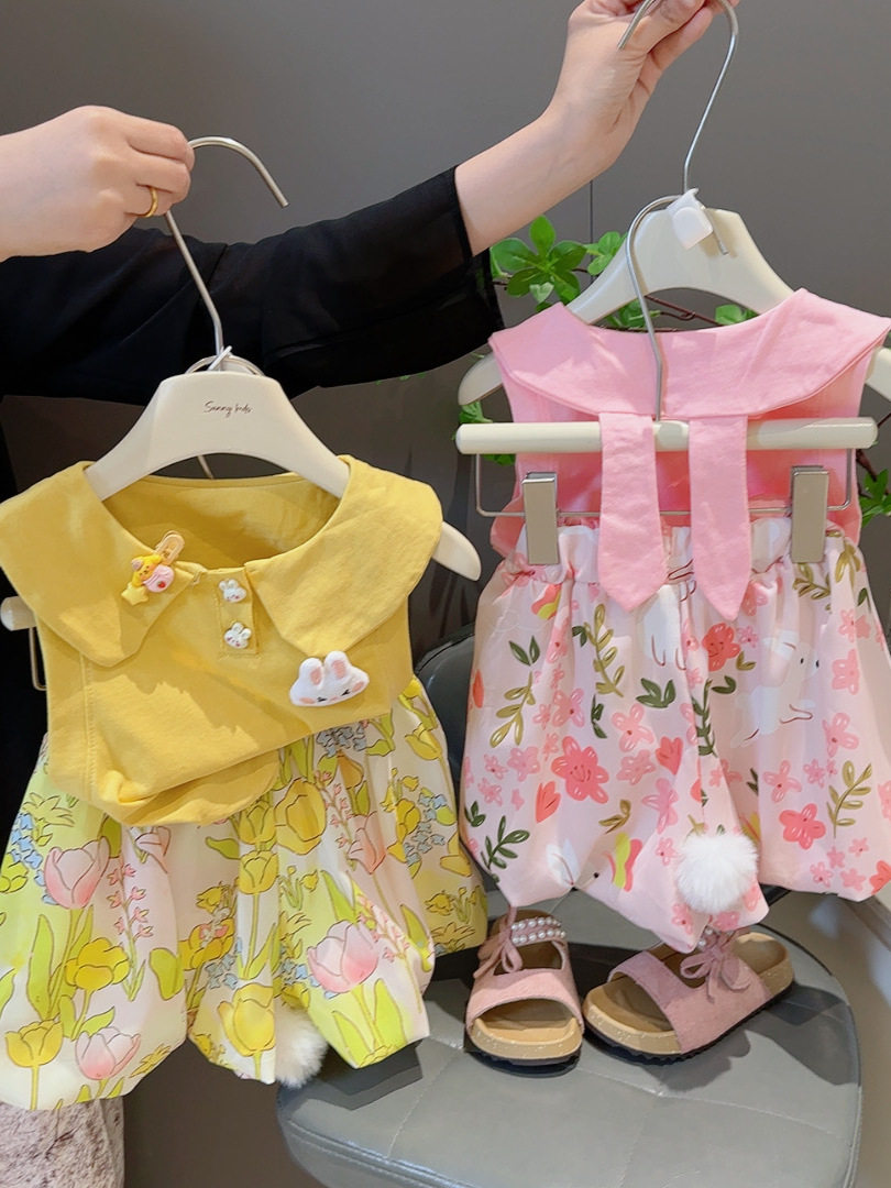 Nuovo set di due pezzi alla moda orecchie coniglio 3D cartone animato bambine, estivo carino outfit shorts bocciolo bambola creativo