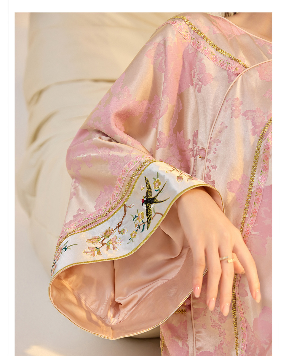Áo sơ mi nữ dài tay dáng rộng họa tiết hoa nổi chất liệu rayon pha polyester — Củ sen hồng (giao hàng trong 7 ngày), Hoa sen hồng (tóc cùng ngày)