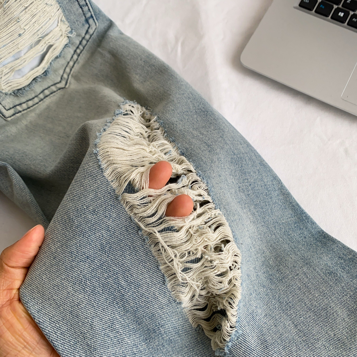High Waisted Ripped Denim Jeans for Women Loose Fit Flattering Design Zipper Closure Casual Autumn Wear Wholesale