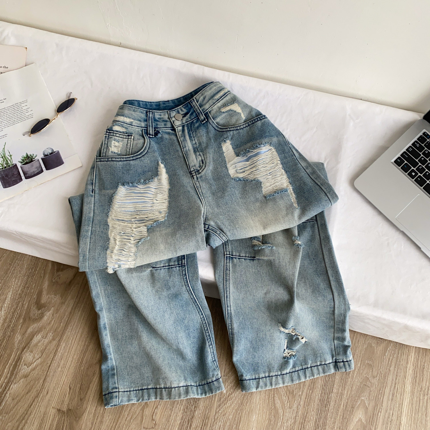 High Waisted Ripped Denim Jeans for Women Loose Fit Flattering Design Zipper Closure Casual Autumn Wear Wholesale