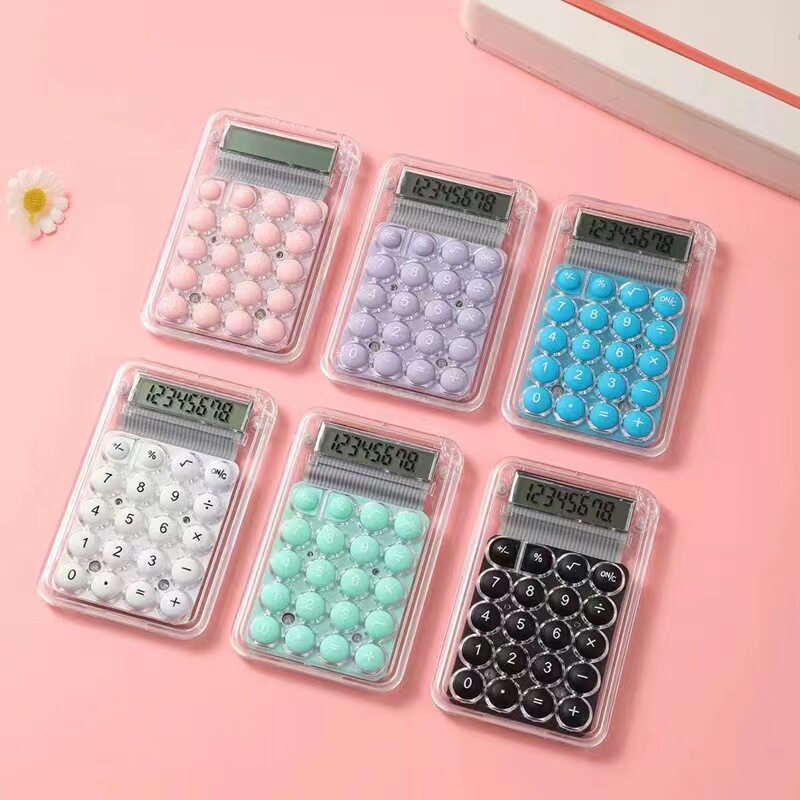 เครื่องคิดเลขสีลูกกวาดขนาดเล็กดูสูง นักเรียนสอบทำงานศึกษา เค...