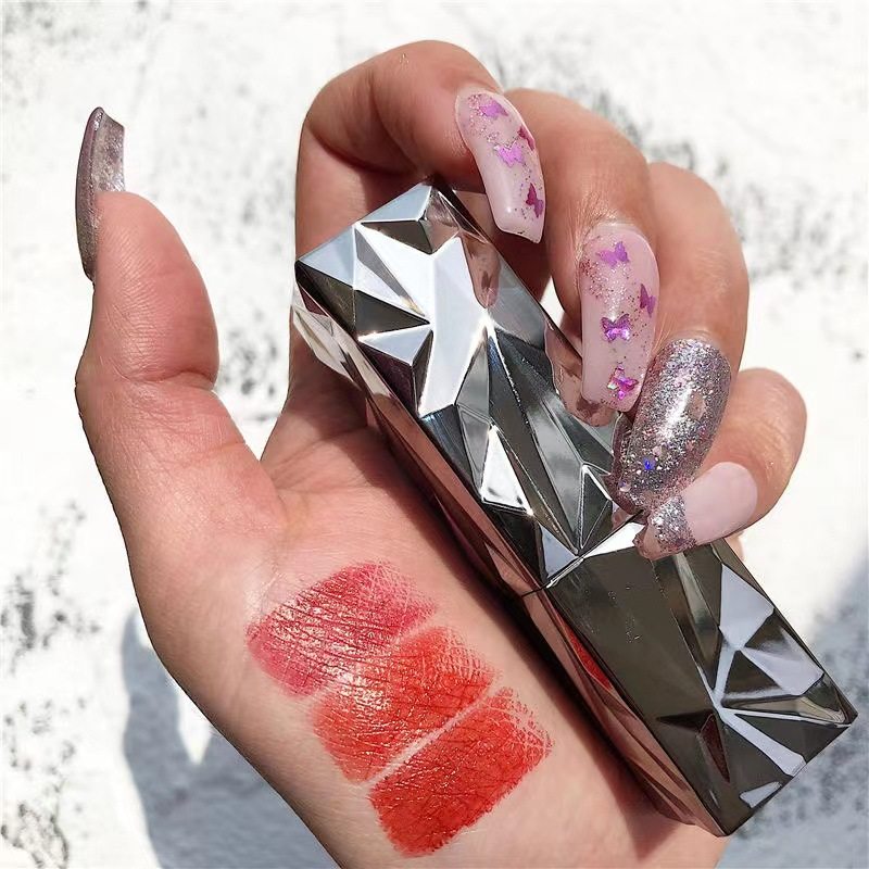 Shake the sound of the same three-color lipstick is not easy to fade, does not stick to the Cup, does not decolorize, moisturizes, moisturizes and moisturizes waterproof students to appear white