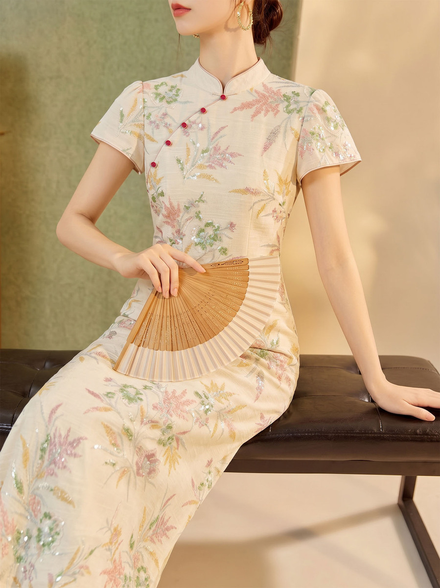 Đầm dài ôm dáng cổ đứng thêu hoa tiết thanh lịch — Màu trắng ngà